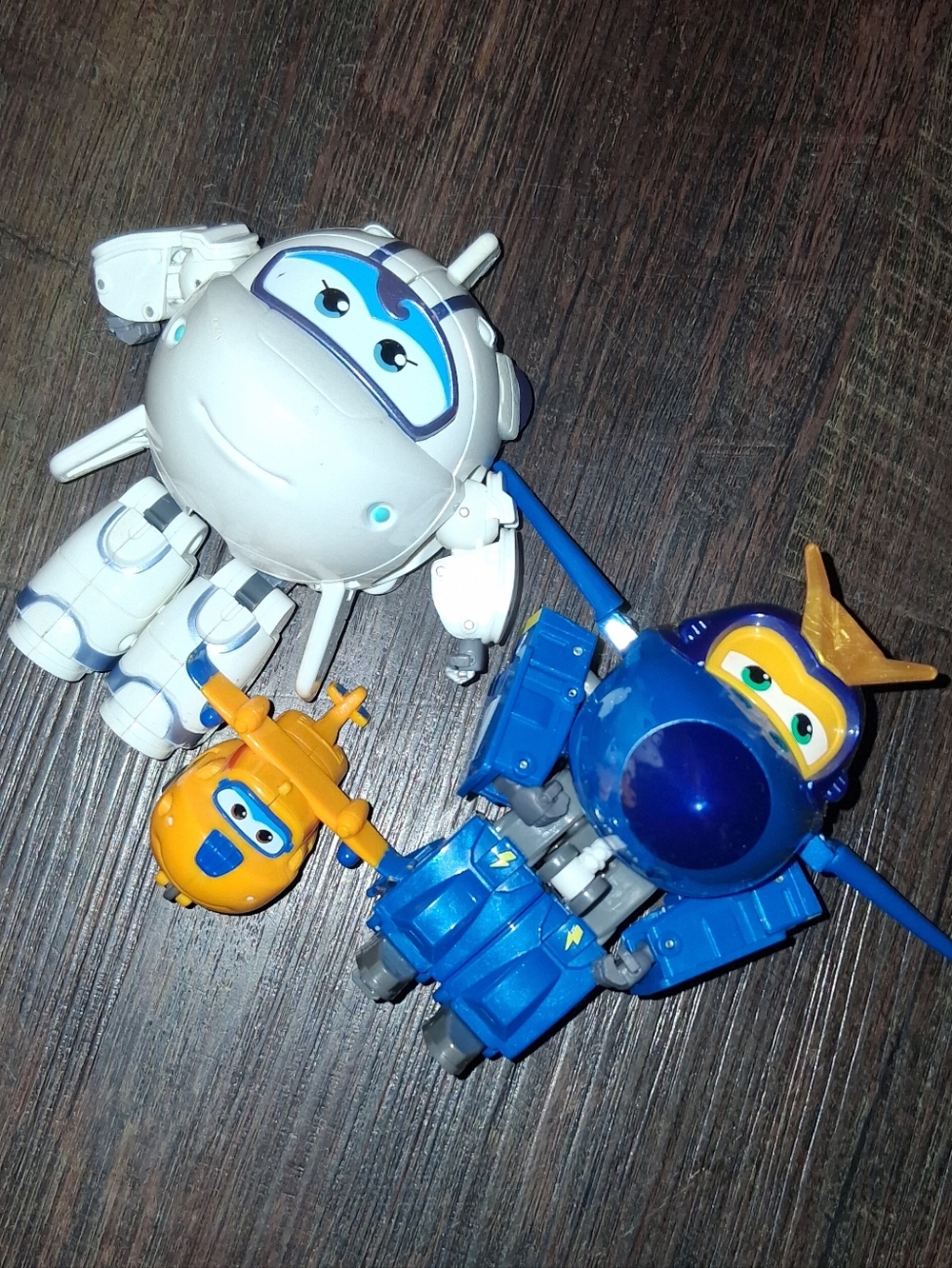 transforming action figures from the Super Wings television series Astra & Paul